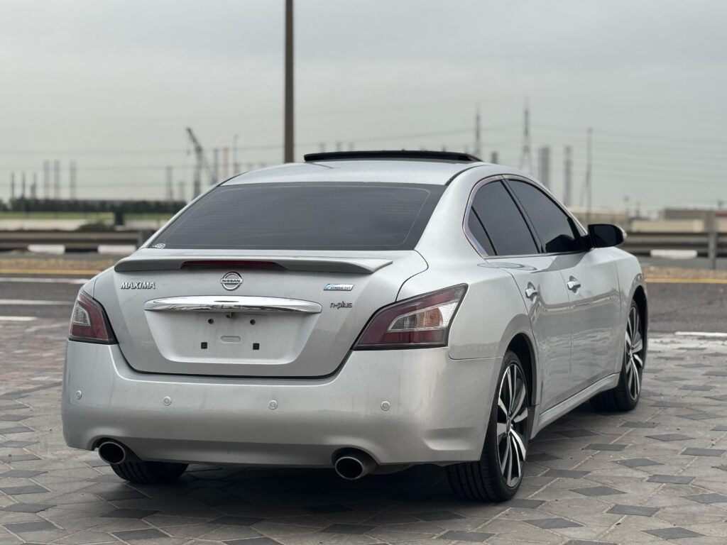 - Nissan Maxima SV