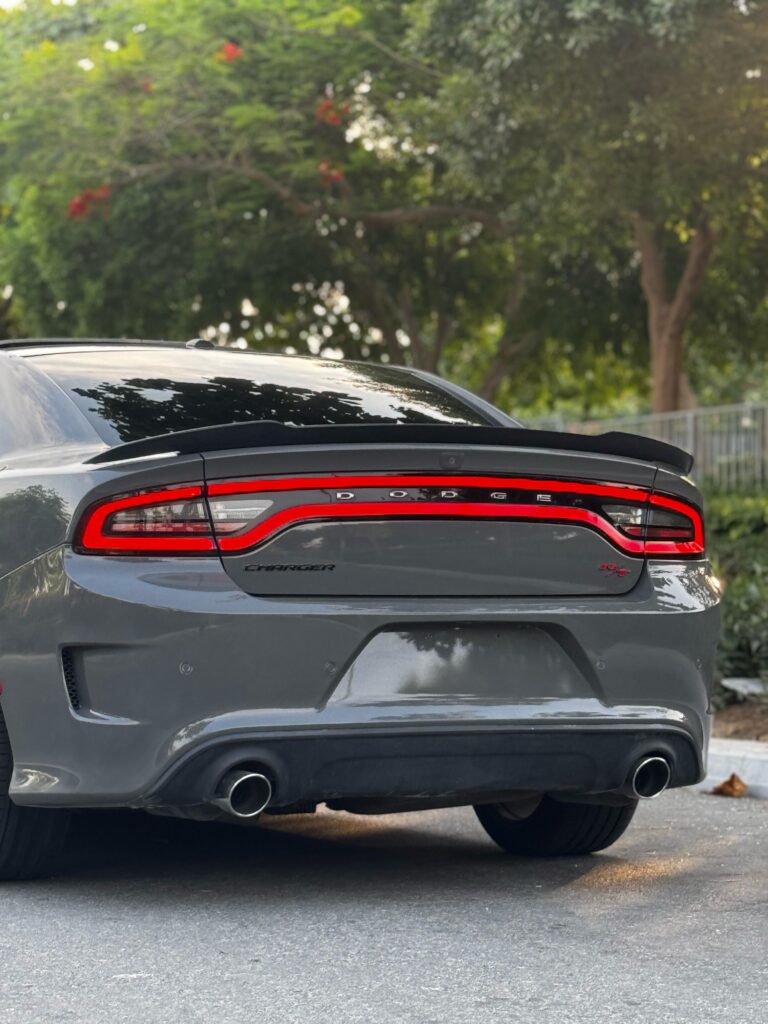 - *Dodge Charger Scat Pack* V8 6.4L SRT HEMI