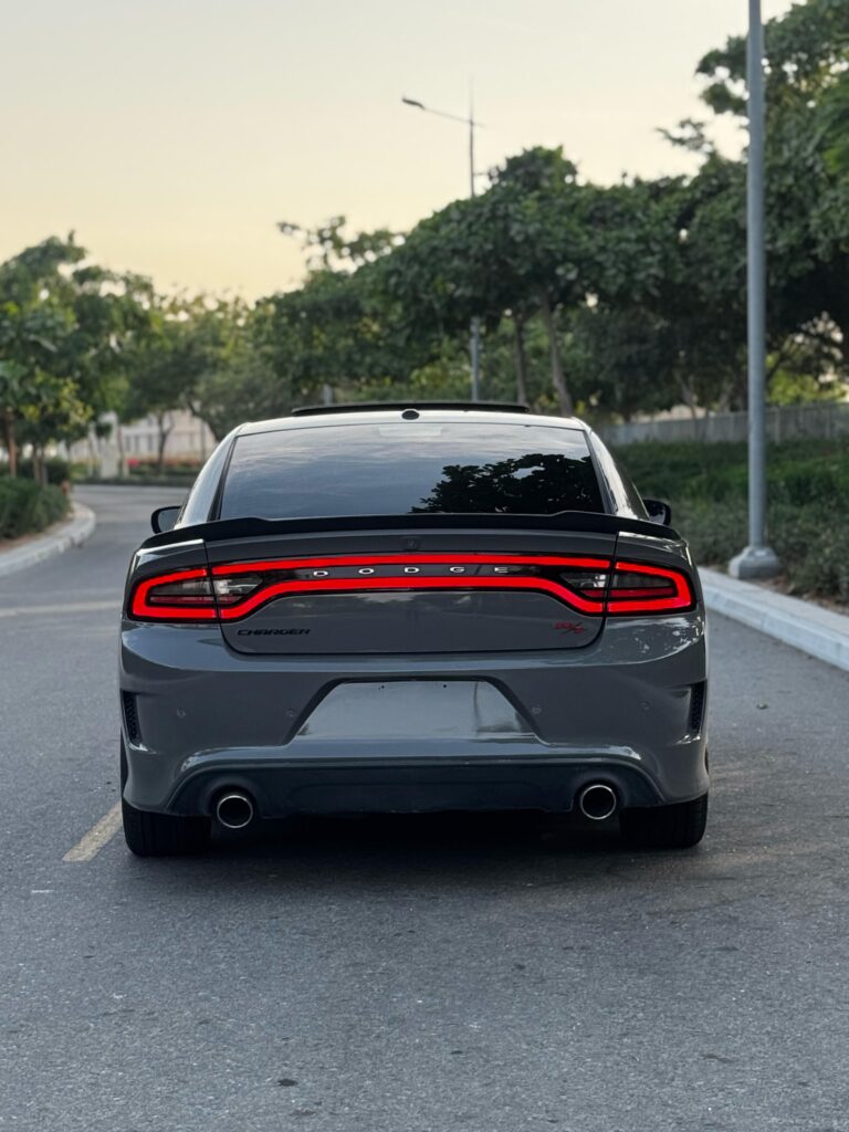 - *Dodge Charger Scat Pack* V8 6.4L SRT HEMI