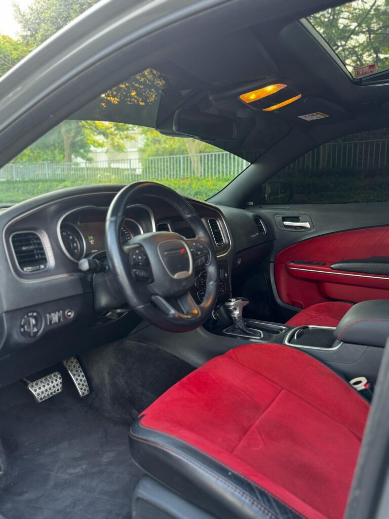 - *Dodge Charger Scat Pack* V8 6.4L SRT HEMI